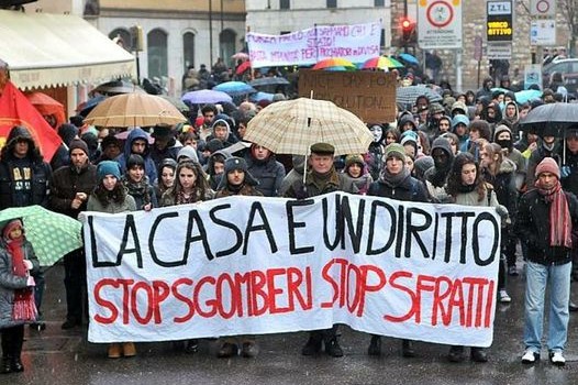 Caro Operaio Contro, Renzi prosegue la pulizia etnica anche con gli sfratti e la distruzione delle cose e del materiale scolastico degli sfrattati, mentre continua la persecuzione degli immigrati nei lager e nei ghetti chiamati centri di accoglienza. Saluti da Brescia. Allego un articolo da BresciaToday.   Mamma e figlio sfrattati, le loro cose gettate in discarica Ieri sera gli attivisti di Magazzino 47 e dell’associazione Diritti per Tutti hanno manifestato davanti all’abitazione del proprietario e si sono rivolti anche al sindaco. Rachida e il figlio di 9 anni sono stati sgomberati mercoledì dal loro appartamento senza preavviso TRENZANO […]