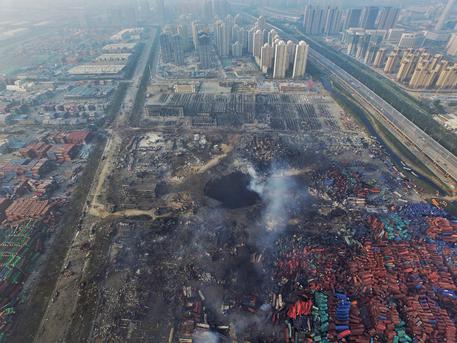 ANSA E’ salito a 112 domenica il bilancio dei morti dell’esplosione di un deposito di sostanze chimiche nella città industriale di Tianjin, in Cina, avvenuta mercoledì scorso. I dispersi sono 95, 85 dei quali pompieri. Piccole esplosioni continuano ad essere segnalate nella zona del disastro. Secondo la stampa locale (di proprietà dello stato), il deposito conteneva 700 tonnellate di cianuro di sodio, 70 volte di più di quello che avrebbe dovuto contenere. Le autorità stanno cercando di portar via la sostanza. Il cianuro di sodio è tossico e può formare un gas infiammabile a contatto con l’acqua. Sabato famigliari […]