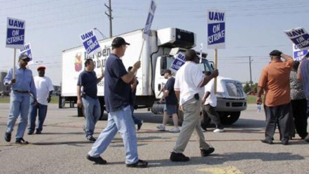 Redazione, gli operai statunitensi di FIAT-CHRYSLER (oggi FCA) e GENERAL MOTORS assistiti dal sindacato UAW vanno verso l’indizione di sciopero nel distretto industriale DETROIT 3, nel caso non si arrivasse ad un accordo migliorativo riguardo ai salari stagnanti legati ai contratti quadriennali di secondo livello in scadenza il 14 settembre prossimo ed al sistema retributivo che riconosce, a parità di livello, circa la metà della retribuzione per i neo-assunti rispetto agli operai con più anzianità. Oggi FCA paga tra i 16 ed i 19 dollari l’ora per i nuovi entrati (TIER-2) a differenza dei veterani (TIER-1)che percepiscono 28,50 dollari […]