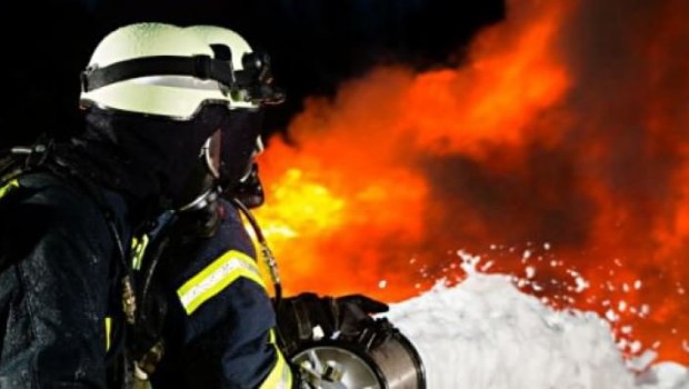 Redazione di Operai Contro, Un serbatoio di azoto è esploso facendo crollare un impianto chimico nella Germania occidentale- ex fabbrica della Bayer -, a Krefeld-Uerdingen. Cinque opèerai sono ancora dispersi. Tredici i feriti di cui cinque in modo grave. A Krefeld come a Modugno gli operai vengono uccisi Un lettore