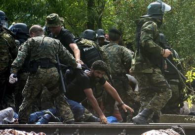 Redazione, i migranti lottano per  un sacrosanto diritto: poter  circolare liberamente. I padroni europei preferiscono ammazzarli I migranti che sopravvivono lottano. Un operaio senegalese ANSA   Continuano ad arrivare in centinaia i profughi che dalla Grecia cercano di passare in Macedonia, ma ora, contrariamente a quanto è accaduto nei giorni scorsi, la frontiera è praticamente aperta. La polizia lascia passare i profughi in 200 – 300 senza problemi. la priorità è data a donne con bambini e agli anziani. Per i migranti che hanno passato la frontiera ieri durante la notte è stato organizzato il trasporto con autobus e minibus […]