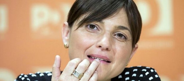 Redazione di Operai Contro, i guardaspalle di Renzi fanno il gioco della carota e del bastone Boschi apre al M5S ( quelli del capitalismo onesto) Serrachiani minaccia le elezioni I politici dei padroni con più di 20 mila euro al mese più il nero stanno attenti A noi non frega niente del parlamento dei padroni e delle loro leggi Un operaio