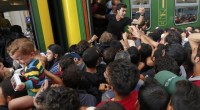 BUDAPEST – La polizia ungherese ha riaperto la stazione ferroviaria internazionale di Budapest, che è stata immediatamente presa d’assalto dai migranti. La stazione era stata sgomberata e chiusa all’accesso dei profughi due giorni fa, il 1 settembre. L’ingresso principale della stazione Keleti è stato riaperto poco prima delle 8.15 e i migranti – circa duemila erano bloccati nella capitale ungherese da martedì – si sono immediatamente precipitati all’interno, dirigendosi verso un treno fermo a uno dei binari, cercando di salire attraverso le porte e i finestrini. Budapest: assalto ai treni che non partono Un annuncio al pubblico ha comunque […]