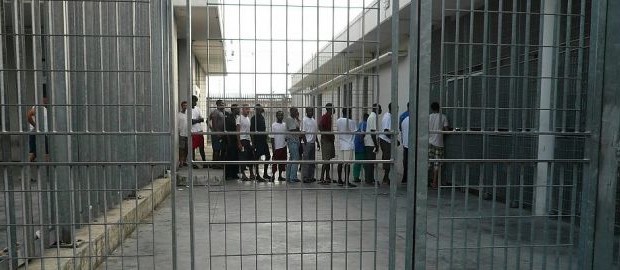 dal Corriere Un Cara – Centro di accoglienza per richiedenti asilo – può essere molte cose. A Isola Capo Rizzuto è 1.200 anime (al massimo dovrebbero starcene 800) di una dozzina di etnie diverse. Per gli investigatori è anche un affare degli Arena, i padrini di Isola. Scusi, attorno a voi c’è la ‘ndrangheta? Piccolo sobbalzo: «Non capisco cosa sta dicendo, eh!, mi scusi lei». Dico: date lavoro e speranze in una zona, tra Isola Capo Rizzuto e Crotone, povera e disperata… Sospiro profondo: «…eeeh, mi dispiace quando vedo dei disservizi». No, dicevo: la sentite la pressione della ‘ndrangheta, […]