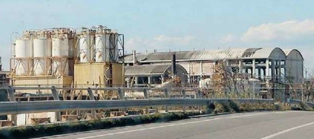 Redazione di Operai Contro, La magistratura dei padroni lavora con metodo. A Crotone tutti assolti dirigenti e padroni Non basta più indignarsi occorre incazzarsi Vi invio un articolo Un operaio di Crotone Accompagnata dalle assoluzioni per i reati di omicidio colposo, laprescrizione sta diventando una costante dei processi perdisastro ambientale. Come è stato per l’inchiesta “Eternit”, conclusa l’anno scorso con la Cassazione che ha annullato senza rinvio le condanne della Corte d’Appello di Torino, anche ilTribunale di Crotone ieri ha assolto gli otto imputati del processo a carico dei dirigenti dell’ex stabilmento Montedison, accusati della morte di alcuni operai che, secondo […]