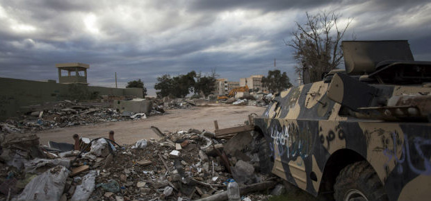  Redazione di Operai Contro, i padroni italiani difendono il loro muro naturale(il mediterraneo) e pensano di rioccupare la Libia. Gli ultimi avvenimenti nei balcani, mostrano che la gran parte dei profughi, passa dalla Turchia, Grecia e Macedonia. Grande risalto è stato dato dai giornali all’accordo tra il governo libico di Tobruk e il governo libico di Tripoli. Sulla base di quell’accordo, falso, i padroni occidentali hanno deciso l’invasione della libia. I politici italiani si dichiaravano tutti favorevoli all’invasione della Libia. I padroni italiani avrebbero avuto mano libera per rubare il petrolio Libico I padroni occidentali mentivano, come gli americani […]