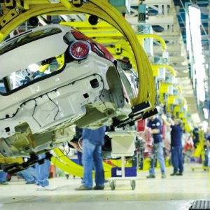 Redazione di Operai Contro, Fiat Chrysler produrrà più di un milione di auto in Italia il prossimo anno. La promessa arriva dal presidente Fca, John Elkann: “Non c’è dubbio che sono numerosi e tangibili i frutti della scelta che ci ha portato ad unire Fiat e Chrysler e ha dato risultati straordinari anche all’Italia. Solo tre anni fa la produzione complessiva in italia di Fiat era stata inferiore alle 400mila vetture; in tutto il 2015, Fca ne produrrà oltre 900mila e il prossimo anno supereremo ampiamente il milione di unità”, ha spiegato parlando alla cerimonia in memoria del bisnonno […]