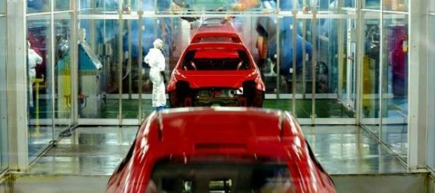 Redazione di Operai contro, Renzi ha fatto diffondere il “pizzinno” della ripresa I leccaculo, ben pagati, della stampa e della televisione fanno da megafono “Dopo cinque anni torneranno a varcare i cancelli all’entrata della storica fabbrica Mirafiori. Da lunedì infatti cominceranno a tornare a lavoro gli operai della Fiat Fca di Torino, in cassa integrazione da cinque anni.Lo stabilimento torinese, infatti, sarà il centro produttivo del suvLevante della Maserati. Gli operai cominceranno a tornare gradualmente al lavoro: nel primo giorno saranno in 300 a varcare l’ingresso dello stabilimento, ed entro la prima settimana dovrebbero arrivare a 1.500. Seguiranno corsi […]