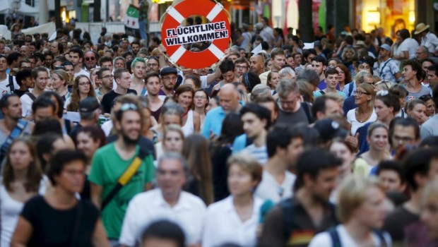 Caro Operai Contro, Da lunedì scorso in Austria oltre 25 mila persone hanno manifestato contro l’atteggiamento riluttante del governo ad aiutare i rifugiati. Nelle stazioni ferroviarie di Vienna, Salisburgo e altre città, la gente fa la fila per dare una mano. Anche in Ungheria, il cui governo è famoso per le sue posizioni estremamente rigide in materia di immigrazione, strati popolari e cittadini si muovono sempre più solidali aiutando profughi siriani e afghani a passare la frontiera. C’è qualcosa nell’aria, e non parlo dei sassi che i neonazisti ungheresi tirano contro i profughi accampati alla stazione. Lo scorso sabato […]
