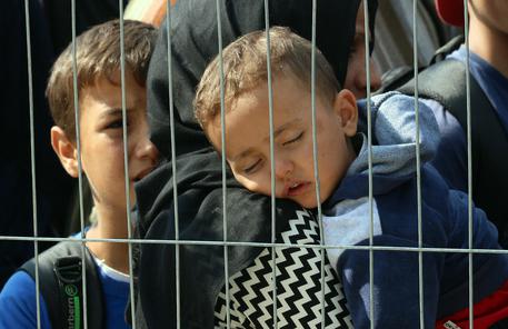 Redazione di Operai Contro, più di quaranta migranti, in gran parte bambini, sono stati assassinati dai padroni nell’Egeo. Tra i migranti assassinati dai padroni Italiani nel Mare mediterraneo e quelli assassinati dai padroni Greci e turchi nell’Egeo, si supera la cifra di 50 mila. Donne, uomini e bambini assassinati come topi in trappola E i luridi padroni assassini osano parlare della crudeltà dei giovani mussulmani I padroni Tedeschi e i loro politici, dopo essersi presentati come i salvatori, si sono bruciati le mani con il gioco del cerino La Merkel ha smesso di sorridere. La Germania reintrodurrà  i controlli […]