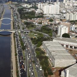 Redazione di Operai contro, il Brasile da primo paese per l’economia e oggi un paese spazzatura. In Italia il gangster Renzi parla di ripresa, ma non si riprende niente In tutto il mondo il capitalismo è in crisi La Cina non vola più Volano solo le panzane di Padoan vi invio un articolo Un lettore affezionato Schiaffo al Brasile da Standard & Poors’. Il Paese ha infatti perso il merito creditizio di investment grade. L’agenzia ha tagliato il rating sul debito sovrano brasiliano di un livello portandolo a BB+ e quindi in territorio “junk” (speculativo) per la prima volta […]