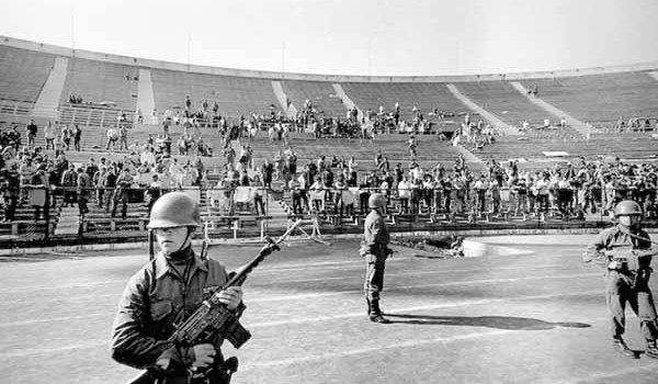 Redazione, L’11 settembre televisioni, radio, giornali ricordano l’attentato alle torri gemelle del 2001. Noi vogliamo ricordare un altro 11 settembre (non sappiamo se c’è un legame con quello del 2001), l’11 settembre 1973, quello del colpo di stato in Cile, voluto, pianificato, organizzato e gestito dall’imperialismo Usa, attraverso il Pentagono, la Cia e il Dipartimento di Stato, dalle multinazionali statunitensi, dalla borghesia e da tutta la reazione cilene, e applaudito da tutta la borghesia mondiale, compresa quella italiana, e dal Vaticano. I padroni statunitensi, preoccupati per il “destino” del cortile sudamericano, diedero consegna al presidente Nixon e al ministro […]