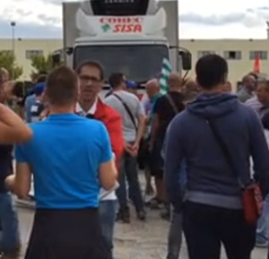 Caro Operai Contro, esplode la crisi della grande distribuzione nel nord Sardegna, con 190 licenziamenti al centro di Codrongianos, Cedi Sigma. Ieri mattina i dipendenti hanno bloccato l’uscita dei camion di rifornimento dei supermercati a Codrongianos. Dalle sei decine di dipendenti “passeggiando” davanti ai camion sotto gli occhi delle Digos e dei Carabinieri impediscono loro il transito. Per il territorio è un colpo devastante. E’ in corso una trattativa per rilevare il centro da parte di una grossa società che però propone l’azzeramento di tutto e la riassunzione di quaranta dipendenti a fronte dei 190 rimandati a casa, con […]