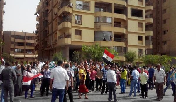   Egregio Direttore, Egitto: Nel giorno delle dimissioni del Primo Ministro Mahlab travolto dall’esplosione della bomba corruzione, centinaia di lavoratori sono scesi in strada in corteo per manifestare contro la riforma del pubblico impiego. La manifestazione è stata però bloccata da polizie e milizie. In Italia la cosiddetta “informazione” tace e censura, preferendo parlare di due tenniste italiane alla finale di un torneo. Messo in rete da Amedeo Sadati