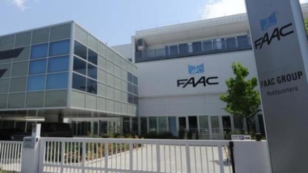 Dalla  Stampa FRANCO GIUBILEI BOLOGNA Uno stabilimento chiuso, l’attività delocalizzata in Bulgaria, cinquanta persone senza lavoro: un dramma dell’occupazione come tanti, non fosse che l’azienda smantellata, che aveva sede a Grassobbio nel Bergamasco, appartiene alla Faac, multinazionale dei cancelli elettrici la cui proprietà è interamente nelle mani della curia di Bologna. Un assetto che farebbe presumere un atteggiamento di maggiore comprensione per i lavoratori, anche perché l’arcivescovo Caffarra, nella lettera di intenti spedita al management della società, aveva chiesto che la direzione si ispirasse ai principi dell’impresa sociale contenuti nell’enciclica Caritas in Veritate di Benedetto XVI.   Invece le […]