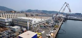 dal secolo XIX Genova – «Il lavoro non è un Grande Fratello». I sindacati di Fincantieri, l’azienda pubblica controllata dalla finanziaria del Ministero dell’economia, principale complesso cantieristico nazionale nella produzione di navi da crociera e portacontainer, hanno le idee chiare. Il nuovo pacchetto di norme attuative del Jobs Act non piace e ricorda vecchi fantasmi, scacciati via a suon di fischietti e fumogeni. A infiammare la protesta il tema “sorveglianza”, un controllo a distanza previsto dal testo del Ministero che, per i dipendenti Fincantieri, somiglia agli scarponi al microchip alle telecamere puntate sui lavoratori. Proposte bloccate, rimandate al mittente […]