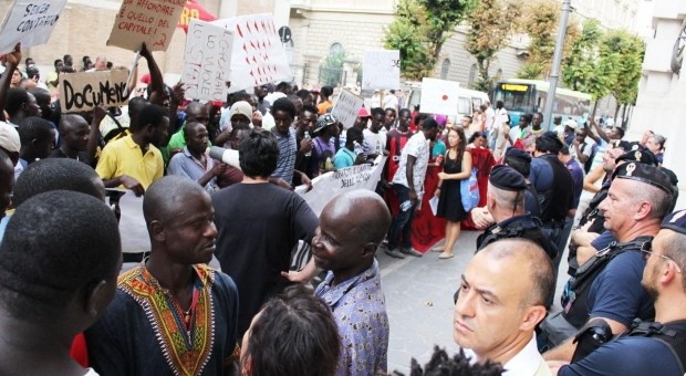 Redazione di Operai Contro operai di varie nazionalità hanno partecipato nel pomeriggio a Foggia alla ‘Giornata di mobilitazione contro lo sfruttamento, il   caporalato, il razzismo e a favore dei diritti di   cittadinanza” con una marcia conclusasi dinanzi alla prefettura. Nel Foggiano e in tutta la Puglia abbonda la denuncia del caporalato. Padroni onesti sfruttatori e caporali disonesti I caporali non sono altro che la faccia attuale dei mazzieri creati dai padroni dall’inizio del 1900 in Puglia. I caporali utilizzano la stessa violenza dei mazzieri. Le autorità sono sempre pronte a coprire i padroni. I sindacalisti intascano le mazzette dei […]