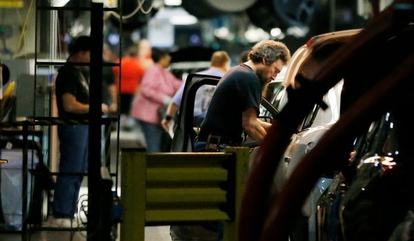 Redazione, Oltre 50.000 operai GENERAL MOTORS CO. gruppo nelle mani di Marchionne, riuniti in assemblea con il sindacato dei metalmeccanici UAW (United American Workers) hanno approvato con il 97% di voti favorevoli la proposta di avviare lo sciopero. Lo rende noto la vicepresidente dell’organizzazione, Cindy Estrada. Il 20 agosto l’assemblea degli operai FCA-FIAT aveva ugualmente approvato con la medesima adesione l’avvio della lotta. Manca all’appello soltanto il risultato del referendum presso FORD MOTOR CO, avvenuto ieri, venerdì 4 settembre. La decisione è stata ratificata in occasione dell’incontro di giovedì 3 settembre a Detroit, Michigan. Complessivamente, UAW rappresenta 141.000 operai […]