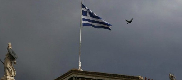 Redazione di Operai Contro, i nemici degli operai greci sono i padroni e i partiti politici dei padroni Vi invio un articolo Un operaio greco Si arricchisce l’inchiesta portata avanti dall’ex ministro anticorruzione Panagiotis Nikouloudis, il Cantone greco, che poco prima delle sue dimissioni ha scoperto una truffa ai danni della Banca Nazionale dell’Agricoltura, la ATE. In dodici anni ha elargito tremila prestiti (mai restituiti e senza valide motivazioni) per cinque miliardi di euro, così come riportato dalfattoquotidiano.it pochi giorni fa. Oggi a quello scandalo si aggiunge anche la lista dei beneficiari, pubblicata da Kostas Vaxevanis, il giornalista greco […]