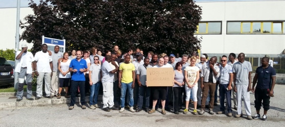 Cara Redazione, quattro ore di presidio alla Stanga per protestare contro la chiusura e i 102 licenziamenti. L’azienda non vuol retrocedere e parla di addolcire la pillola del licenziamento con la cassa integrazione. Operai, opponetevi ai licenziamenti. Rompete la commediola consueta delle passeggiate allegoriche, che sotterrano la lotta e vi consegnano alla volontà del padrone. Operai senza una lotta fuori dai canoni concertativi, non c’è verso di opporsi ai licenziamenti. Rompete gli schemi della concertazione, con lotte e iniziative incisive. Solo così gli operai delle altre fabbriche vi sosterranno. Pretendete dal sindacato che coinvolga le fabbriche della zona e […]