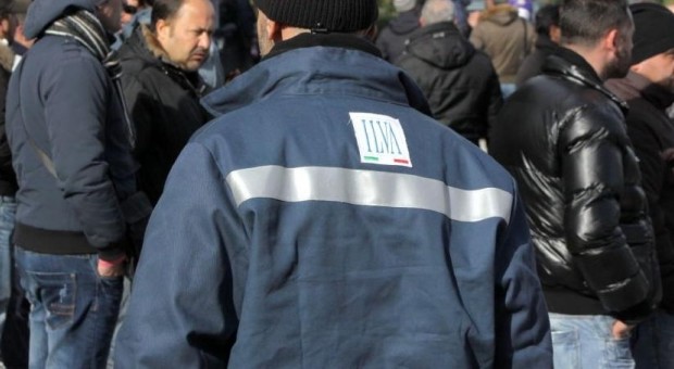 Redazione di Operai Contro, tra poco 4984 operai saranno posti in cassa integrazione straordinaria.  4984 operai dell’acciaio saranno in CIGS per 36 mesi. Per tre anni 4984 riceveranno solo il 70% del salario. La CIGS quasi sicuamente sarà a 0 ore. Dopo anni di CIG e contratti di solidarietà, ancora CIG. Ancora l’elemosina per tenerci buoni. Tra poco quasi circa 4984 operai saranno posti in esubero temporaneo CIGS che quasi sicuramente non sarà temporaneo ma solo l’anticamera del licenziamento. Politici, sindacalisti parassiti, ammininistratori, hanno paura della rivolta degli operai. Fingono di trattare per arrivare a 4000 esuberi. Operai dell’acciaio: […]