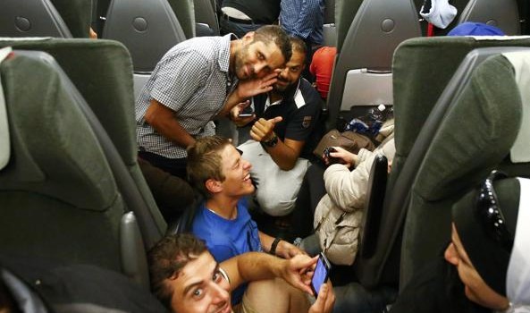 dal corriere Sono già 13 mila i profughi, quasi tutti di nazionalità siriana, arrivati in Germania dopo l’accordo raggiunto con Austria e Ungheria. Le ferrovie austriache (OBB) hanno comunicato di aver già trasportato in Germania 11.000 migranti, mentre altri 2.000 sono in viaggio in questo momento. Lo ha riferito un portavoce della compagnia, citato dall’agenzia APA. Sono così già ampiamente superate le stime di 10.000 La maggior parte sono arrivati in treno a Monaco, mentre altri sono stati portati a Francoforte e a Dortmund. Volontari austriaci domenica in mattinata partiranno da Vienna per andare a prendere i migranti ancora […]