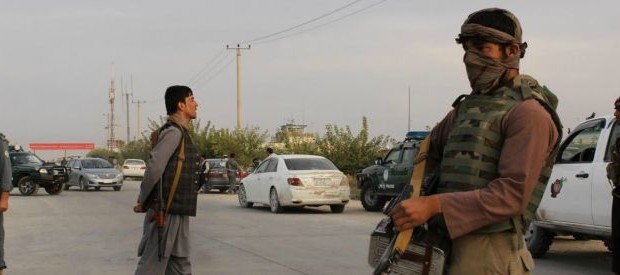 Caro Operai Contro, di seguito un altro bombardamento dopo la “Cena degli assassini”, come hai pubblicato stamattina. L’articolo è dell’Avvenire.it Questa mattina, proprio mentre le forze governative lanciavano la loro controffensiva a Kunduz, l’esercito americano ha compiuto raid aerei contro postazioni dei talebani in città, ha annunciato la Nato. I raid erano destinati a “eliminare una minaccia” non meglio specificata alle truppe afgane e della coalizione. L’esercito afgano ha lanciato questa mattina la sua controffensiva su Kunduz allo scopo di riprendere il controllo della città strategica del nord dell’Afghanistan, passata ieri in mano ai taleban. L’operazione, condotta grazie a […]