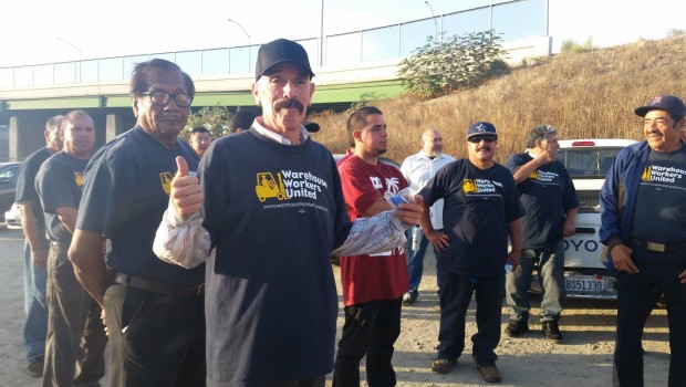 Warehouse Worker Resource Center 25 settembre Dopo tre giorni di sciopero pratica della manodopera in California Cartagena, gli scioperanti tornano al lavoro stamattina. Abbiamo gettato i riflettori su una ritorsione, intimidazione, condizioni pericolose e bassi salari in questo magazzino sul porto di la proprietà. Amazon, Lowe ‘ vf e altri clienti, ora so che i lavoratori in questo magazzino sono in movimento, e che possano essere ritenuto responsabile per quello che succede qui. I lavoratori sono tornati al lavoro oggi con la testa alta, e stanno condividendo il messaggio con il resto dei lavoratori al magazzino e nell’industria del […]