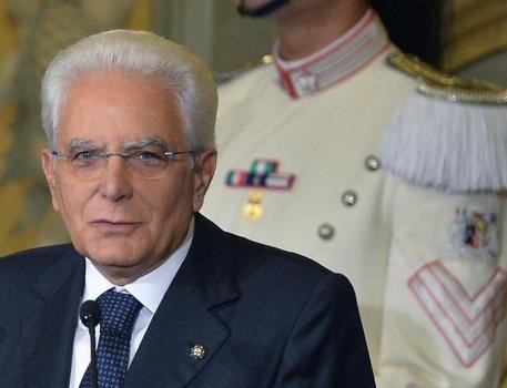 Redazione di Operai Contro, mancava sull’immigrazione l’intervento di Mattarella: Nuove regole sul diritto d’asilo. Le chiede il presidente della Repubblica Sergio Mattarella in un video messaggio al Forum Ambrosetti nel quale, sottolinea come la foto del piccolo Aylan, il bimbo siriano annegato nel tentativo di raggiungere l’Europa con la sua famiglia, confligga con i valori dell’Europa. Cristo Presidente solo nel 2015 i padroni hanno assassinato oltre 3000 migranti nel mediterraneo. Cristo presidente erano uomini, donne e bambini. ”Servono regole comuni sul diritto d’asilo per superare con regole nuove e condivise l’accordo di Dublino”. Cristo Presidente ancora una volta lei […]