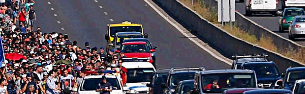 dal Fattoquotidiano I treni bloccati non fermano i migranti e i profughi in Ungheria. In centinaia in queste ore stanno rifiutando la loro registrazione nei centri d’accoglienza magiari e si stanno mettendo in cammino versoGermania e Austria (in particolare Vienna, distante 240 chilometri). Budapest registra il record di afflussi (oltre 3mila in un giorno) e mentre l’afflusso lungo la cosiddetta “rotta balcanica” continua: 4mila sono arrivati in Serbia, altri 5600 in Macedonia. Così ora il governo di Viktor Orban ha dichiarato lostato d’emergenza e il Parlamento ha approvato (anche con i voti dell’estrema destra) un pacchetto di leggi restrittive. […]