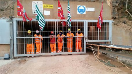 ANSA Protesta dei lavoratori della miniera di Olmedo (Sassari) che questa mattina si sono rinchiusi nel sotterraneo della miniera di bauxite, a 180 metri di profondità. “Siamo stanchi di essere presi in giro dalla S&B – dichiarano – e per questo abbiamo deciso di compiere questo gesto estremo di protesta”. La protesta arriva a due giorni dal pronunciamento della Regione Sardegna sulla manifestazione d’interesse per la ripresa dell’attività estrattiva a Olmedo, prevista per il 30 settembre.