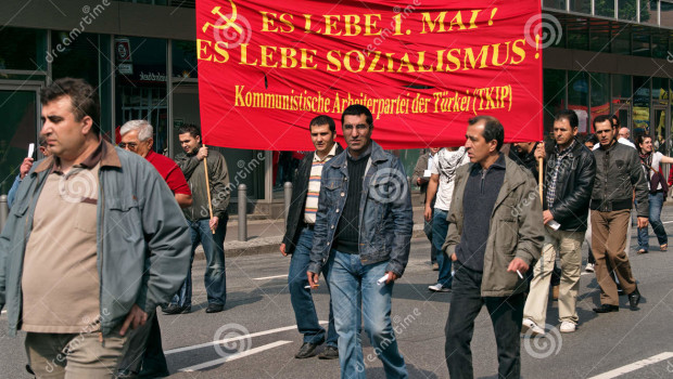 Redazione di Operai Contro, I costruttori di auto hanno applaudito il capo del Parlamento dei padroni Tedeschi Angela Merkel: ” i costruttori di auto diano opportunità di lavoro ai rifugiati”. E’ l’appello – accolto da un lungo applauso – di Angela Merkel all’inaugurazione del Salone dell’Auto di Francoforte. Angela Merkel ha continuato: “Vogliamo aiutare chi ha diritto alla tutela, chi viene solo per motivi economici deve lasciare il Paese. Quello che viviamo coi rifugiati dobbiamo vederlo con ottimismo”. “E’ una preghiera che rivolgo a tutti voi: se ci sono possibilità date a queste persone delle opportunità. So che già lo fate e che lo […]