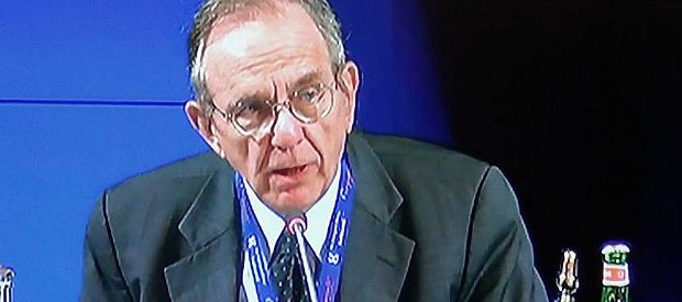 Redazione di operai contro, chi dice che Padoan è un gangster al servizio dei padroni sbaglia Vi invio un articolo Un lettore “Questi rumors sono nuovi per me. Noi adotteremo misure che saranno innanzitutto market friendly, di cui tutte le banche potranno beneficiare e se necessario e se sarà consentito dalle regole europee  avremo una spinta ulteriore dalle garanzie statali indirette”. Questo l’asciutto commento rilasciato a Class Cnbc dal ministro dell’Economia Pier Carlo Padoan, sull’ipotesi di un piano di salvataggio da 1,5 miliardi in cantiere per Banca Marche, Popolare dell’Etruria e Carife a proposito del quale nega che il governo […]