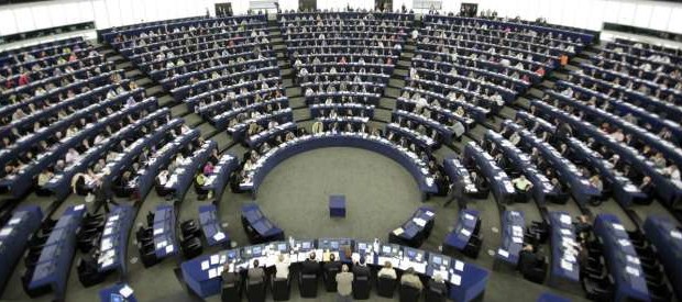 Redazione di Operai Contro, vi invio un articolo, mi sembra una intervista a Luciano Gallino pubblicata dal Fatto quotidiano. Può servire per il dibattito Un lettore “La vera società non esiste: ci sono uomini e donne, e le famiglie”, spiegava Margaret Thatcher nel lontano 1980. L’inizio della fine della democrazia che l’Europa sta vivendo nel 2015, l’annus horribilis in cui Banca centrale Europea e Fmi piegano il volere di cittadini e governo greco, è lì. All’origine dell’applicazione pratica delle politiche neoliberiste, sostiene il sociologo Luciano Gallino. Fosse stato per la Scuola di Chicago di Milton Friedman, i Chicago Boys, […]