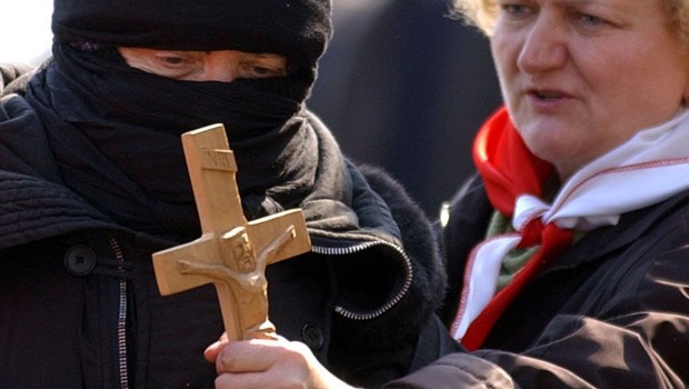 Redazione di Operai Contro,  La Polonia cattolica si è dichiarata apertamente contro l’afflusso di migranti sul territorio nazionale e, se proprio ne dovesse prendere alcuni, preferisce quelli cristiani.  “La mia posizione – ha dichiarato la prima ministra polacca Ewa Kopacz dopo un incontro dei cosiddetti quattro di Višegrad, Polonia, Repubblica Ceca, Slovacchia e Ungheria, – è che i Paesi devono prendere le loro decisioni sovrane sul livello della loro esposizione ai migranti e del loro impegno”. Rendendo poi noto che tutti e quattro i primi ministri hanno deciso di opporsi alle quote e che gli altri tre hanno espresso […]