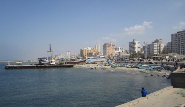 Redazione, Oggi corteo e sciopero di operaie ed operai a Gaza per rivendicare diritti e regolarità per i già magri stipendi. Contatti sul posto parlano di quasi mille persone. Molti di loro lavorano con la sorveglianza armata alle spalle. La Striscia, il lager a cielo aperto che la scuola non racconta, registra il più alto tasso di disoccupazione del pianeta. I pescatori possono arrivare fino a 5 miglia con le proprie imbarcazioni; se le superano la marina militare sionista è autorizzata ad aprire il fuoco. Ogni anno centinaia di operai della pesca vengono feriti o uccisi. Nel 2014 l’ISM […]