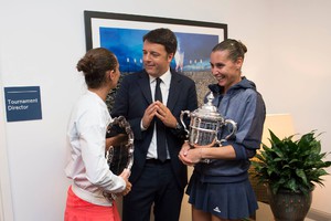 Redazione di operai Contro. Diamo  il merito a chi ce l’ha. L’Italia del tennis ha vinto grazie a Renzi Una volta gli atleti rendevano omaggio al Duce, oggi cinguettano con il  gangster Renzi Vi invio un articolo di Ugo Caltagirone “Ma cosa avete combinato…”: è un Matteo Renzi raggiante quello che al termine della storica finale degli Us Open tra Flavia Pennetta e Roberta Vinci, va a trovare le due “splendide ragazze del sud” che – esulta – hanno scritto una pagina di storia non solo per il tennis e lo sport italiano, ma per tutte le donne. Dando […]