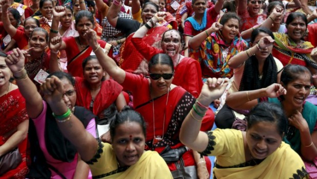 http://www.thepostinternazionale.it/mondo/india/sciopero-lavoratori-india MILIONI DI INDIANI IN SCIOPERO CONTRO LE RIFORME DEL LAVORO A rischio migliaia di posti di lavoro. Le nuove leggi favorirebbero i licenziamenti e la chiusura delle imprese meno produttive Una folla di lavoratrici protesta nella città di Mumbai durante lo sciopero di ieri, mercoledì 2 settembre 2015. Credit: Reuters Più di 100 milioni di lavoratori indiani hanno preso parte ad un massiccio sciopero di 24 ore contro le nuove leggi sul lavoro pianificate dal governo del primo ministro Narendra Modi. I sindacati accusano il governo di voler introdurre una serie di leggi che metterebbe a rischio milioni di […]