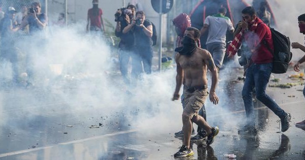 Redazione di Operai Contro, La Croazia ha chiuso nella notte tutti i valichi di frontiera con la Serbia. Ci sono stati scontri tra la polizia croata e migranti che hanno sfondato i cordoni degli agenti alla stazione di Tovarnik. Lo riporta il Guardian online, citando Channel4. Polizia e soldati croati hanno manganellato i migranti Il gangster Matteo Renzi ha detto la stronzata del giornoi: “Se oggi ci sono paesi che fanno parte dell’Ue è perché qualcuno ha abbattuto un muro e dato la possibilità di benessere, libertà e futuro”. Grazie al cazzo signor gangster. L’Italia ha un muro naturale […]