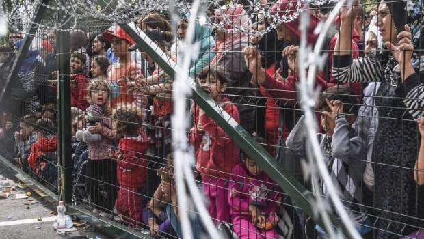 Cara Redazione, i vari Stati europei si preoccupano di dover cancellare il trattato di Schengen che sancisce la libera circolazione dei popoli: In realtà lo stanno già calpestando e cercano una forma diplomatica per sotterrarlo. Gli Stati europei chiudono frontiere erigono muri, ogni Stato si prodiga perché tocchi agli altri accogliere i migranti. I migranti non si arrendono, ed hanno sfondato ancora i cordoni della Polizia. Sosteniamoli! Invio un estratto dal Corriere della Sera. Ciao. “ Quando migliaia di migranti che hanno abbandonato il confine ungherese diretti verso quello serbo-croato hanno sfondato i cordoni degli agenti alla frontiera di […]