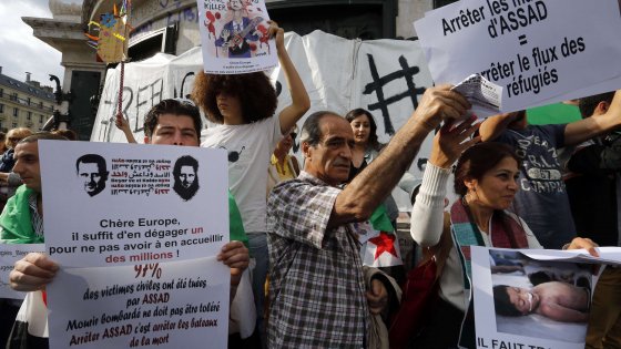 dal Fatto quotidiano Il campo di battaglia è diventato sempre più affollato. I soldati inviati da Mosca, gli aerei francesi, i droni Usa e poi le milizie sciite inquadrate dagli iraniani L’immagine del dittatore non è cambiata, ma ora è un interlocutore I SIRIANI fuggono dalla patria in guerra, e gli stranieri si impegnano sempre più numerosi nel cielo e sulle pianure della Siria in guerra. Mentre migliaia di profughi provenienti dalla valle del Tigri e dell’Eufrate cercano rifugio in Europa, il campo di battaglia in quella regione è sempre più affollato. Ultimi arrivati, con una forza aerea, sono […]