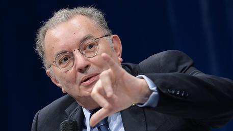 Redazione di Operai Contro, Squinzi, il presidente di confindustria, da sempre ha la tessera di socio onorario della lega di Salvini “In questo momento non è l’immigrazione che può risolvere i nostri problemi. Abbiamo bisogno innanzi tutto di ridare lavoro agli italiani”. E’ quanto sostiene il presidente di Confindustria, Giorgio Squinzi, aggiungendo: “sarà una visione un po’ egoista ma cominciamo a ridare un futuro ai nostri giovani”. Squinzi sono proprio gli industriali di cui sei presidente che hanno licenziato noi operai e che assumono i giovani solo per godere dei soldi che regala ai padroni Renzi Ad ogni modo, […]