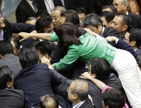 redazione di Operai Contro, almeno in giappone le opposizioni fanno a cazzotti I parlamentari delle opposizioni della Commissione speciale della Camera alta nipponica, chiamata all’ultima discussione e al voto sulle contestate leggi sulla sicurezza, stanno protestando in aula contro la decisione del presidente Yoshitada Konoike di far riprendere i lavori senza un consenso unanime. Il blitz di Konoike è maturato dopo che la riunione, convocata inizialmente nel pomeriggio di ieri, è stata nella notte aggiornata a questa mattina per il boicottaggio delle opposizioni che di fatto non si sono presentate in aula. In Italia i  deputati della opposizione (?) […]