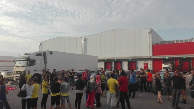 Redazione, Oggi mercoledì 2 settembre sciopero a Bologna contro le condizioni vessatorie e per le rivendicazioni salariali e contrattuali nei confronti della multinazionale dell’abbigliamento YOOX, operante presso l’interoporto attraverso la società cooperativa MR.JOB (di cui l’ex responsabile Federico Gatti lo scorso anno si rese protagonista di minacce ed abusi sessuali) ed il consorzio GEODIS in cui operano le due società cooperative MMP e L’AQUILA REALE. Anche lavoratrici e lavoratori presso GEODIS si sono rivolti in queste settimane al sindacato; grazie alla loro determinazione nel porre fine a condizioni inaccettabili di schiavitù salariata si è potuto convergere le forze, con […]