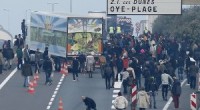   Non si fermano le proteste dei migranti nell’accampamento presso Calais. Nella notte di sabato 3 ottobre, circa duecento migranti, soprattutto eritrei e sudanesi, hanno sfondato le recinzioni intorno al terminal Eurotunnel riuscendo a percorrere qualche chilometro prima di essere respinti dai gendarmi francesi in presidio permanente nella zona. Due agenti di polizia vengono feriti durante gli scontri con i migranti, cancellati i treni fra Folkestone e Calais. Contemporaneamente altre centinaia di migranti provavano a salire sui rimorchi dei camion che transitavano all’interno del tunnel. Un centinaio gli arresti effettuati dalla polizia durante l’invasione del tunnel. Questo nuovo tentativo […]
