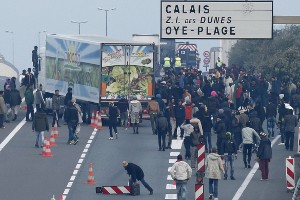   Non si fermano le proteste dei migranti nell’accampamento presso Calais. Nella notte di sabato 3 ottobre, circa duecento migranti, soprattutto eritrei e sudanesi, hanno sfondato le recinzioni intorno al terminal Eurotunnel riuscendo a percorrere qualche chilometro prima di essere respinti dai gendarmi francesi in presidio permanente nella zona. Due agenti di polizia vengono feriti durante gli scontri con i migranti, cancellati i treni fra Folkestone e Calais. Contemporaneamente altre centinaia di migranti provavano a salire sui rimorchi dei camion che transitavano all’interno del tunnel. Un centinaio gli arresti effettuati dalla polizia durante l’invasione del tunnel. Questo nuovo tentativo […]