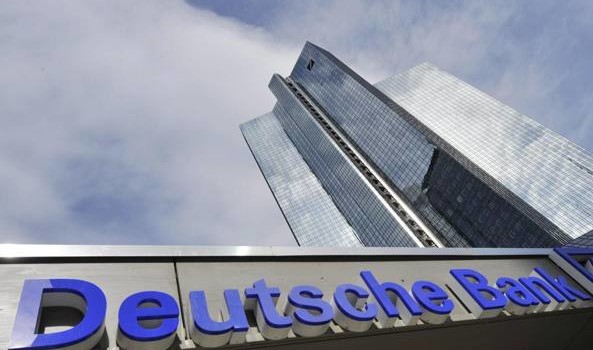 Redazione di Operai Contro, in Italia la crisi è finita. Lo dice Renzi Cetamente per le banche e i padroni la crisi è finita Draghi continua a stampare carta che regala alle banche Ma la carta di Draghi non basta più Deutsche Bank ha annunciato il taglio di 9 mila posti di lavoro bancari entro il 2018, a cui si sommano 6 mila posizioni di contractor esterni e i 19 mila di Postbank per un totale di 34 mila esuberi, nell’ambito di un profondo piano di ristrutturazione. Il co-ceo John Cryan ne ha dato l’annuncio in concomitanza con l’uscita […]