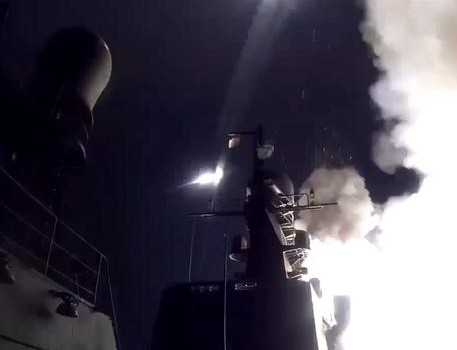 Redazione di Operai Contro, la Siria è la porta del medio oriente ed è un paese ricco di petrolio. Nessun padrone occidentale vuole lasciare il piatto ai padroni Russi. I padroni Russi sono i veri burattinai del dittatore Assad. Dopo i primi accordi dei due assassini Obama e Putin, riemergono gli interessi contrastanti. La lotta non è contro l’ISIS, ma contro tutti i mussulmani del medio oriente. La lotta è per la conquista della Siria e del suo petrolio. Ai padroni Russi e occidentali non frega niente del popolo siriano Pressing della Nato su Mosca: Gb invierà un centinaio di […]