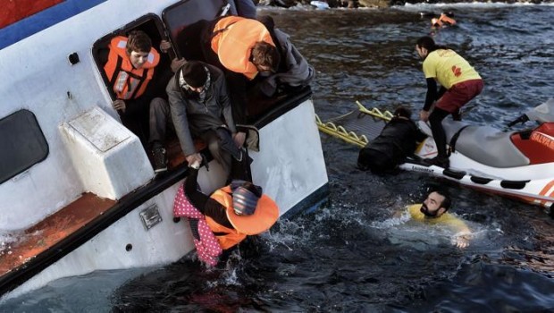 Redazione di Operai Contro, mentre migliaia di emigranti sono rinchiusi in Europa in lager a cielo aperto, I padroni continuano ad assassinare gli emigranti che tentano di fuggire dalla morte per fame I leccaculo della stampa parlano di naufragi. E’ una falsità sono stragi Il moderno capitalismo ha creato il problema della emigrazione I padroni non sanno come uscirne. L’unica loro politica e l’assassinio Ancora vittime al largo della Grecia. La tragedia dei migranti non ha fine. Nella notte due barconi si sono ribaltati nell’Egeo e il bilancio è di almeno 22 migranti morti, Tra loro 13 sono bambini […]