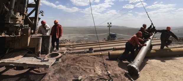 Redazione di Operai Contro, la guerra e la crisi investono tutto il mondo capitalista. La rivolta operaia in Turchia, la rivolta in Francia, il rifiuto degli operai FCA USA di accettare il contratto, la truffa della volkswaghen,fanno tremare i padroni. Solo in Italia il gangster Renzi e i suoi guardia spalle parlano di ripresa. Renzi vuole estendere la partecipazione dell’Italia alle guerre nel mondo. vi invio un articolo Un lettore Mentre la World Bank rivede al ribasso le stime della crescita in tutto il Far East, dalla Mongolia al Cile, passando per l’Africa, il rallentamento dell’economia e le scelte […]